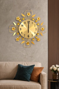 Ceas de perete decorativ auriu cu cadran elegant și motive florale, design modern cu cristale ornamentale