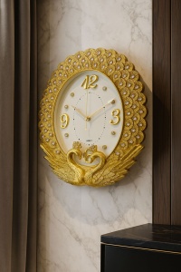 Ceas de perete decorativ oval cu ramă aurie și lebede
