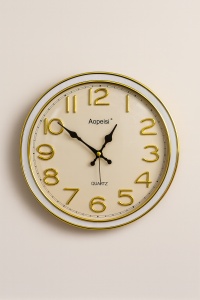 Ceas de perete rotund cu cadran alb și cifre aurii, ideal pentru living modern sau birou elegant