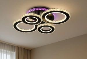 Lustră LED modernă cu cercuri luminoase și efect decorativ mov, perfectă pentru living sau dormitor