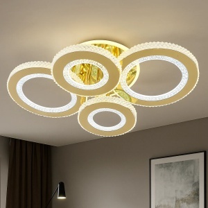 Lustră LED modernă cu patru inele luminoase aurii, dispuse geometric și cu detalii cristaline