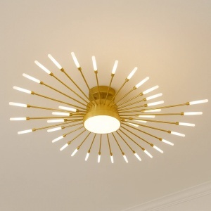 Lustră LED aurie cu design radial tip soare, având multiple brațe subțiri cu lumini integrate