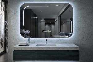 Oglinda baie LED dreptunghiulara cu colturi rotunjite si afisaj digital, design modern