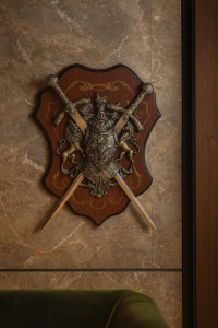 Decorațiune de perete cu tematică medievală, scut heraldic decorativ cu două săbii încrucișate și simbol cavaleresc