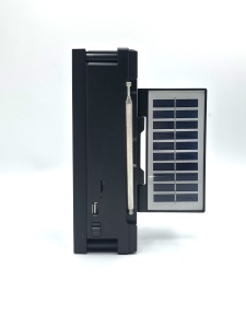 radio portabil negru cu antenă telescopică și panou solar rabatabil