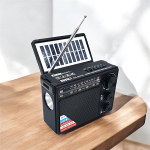 radio portabil negru cu antenă telescopică, panou solar rabatabil și lanternă laterală