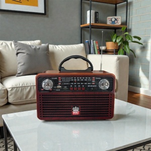 radio portabil retro cu carcasă maro și grilaj , mâner negru și antenă telescopică extensibilă
