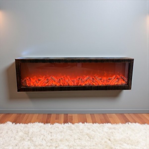 Șemineu electric panoramic cu ramă maro și efect de flacără roșie, ideal pentru living modern sau sufragerie
