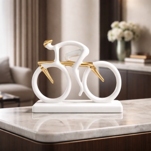 Statueta decorativa ciclist pe bicicleta, figurina moderna alb cu auriu