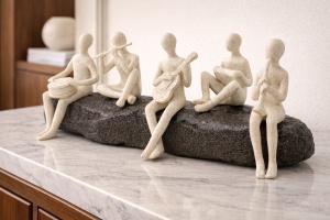 Statuetă abstractă muzicală cu cinci artiști albi pe bancă