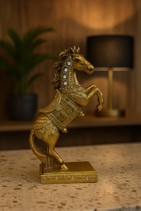 Figurină decorativă cal auriu, lucrată artistic cu ornamente fine.