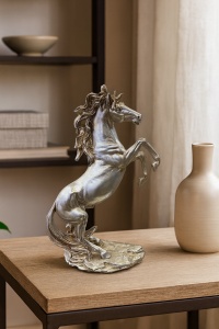 Statuetă cal argintiu în poziție impunătoare, simbol al puterii și libertății. Ideal pentru decor interior elegant sau cadou rafinat pentru iubitorii de cai.