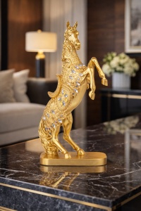 Statuetă cal cabrat auriu cu cristale decorative, simbol al succesului, puterii și prosperității