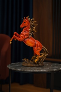 Statuetă cal mare, roșu, ridicat pe picioarele din spate, pe soclu decorativ