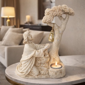 Statueta religioasa cu Iisus rugandu-se langa copac cu suport lumanare, decor crestin spiritual