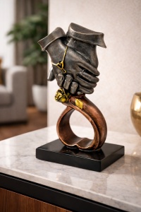 Statueta cu maini de cuplu, verighete si trandafir, decor romantic elegant