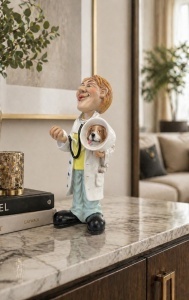 Statueta decorativa medic veterinar cu stetoscop si catel, figurina haioasa pentru cabinet