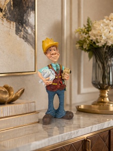 Statueta decorativa muncitor constructor cu casca galbena si unelte, figurina haioasa pentru birou