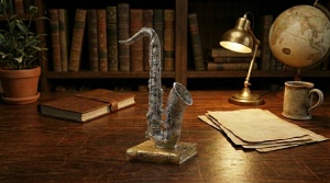 Statueta decorativa saxofon argintiu pe suport, figurina muzicala eleganta pentru birou