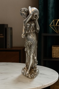 Statuetă decorativă femeie cu ulcior pe umăr – figurina metalică clasică