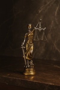Statuetă elegantă a zeiței Justiției, cu balanță și sabie, simbol al echilibrului și imparțialității
