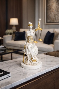 Statueta decorativa zeita Justitia cu balanta figurina simbol dreptate