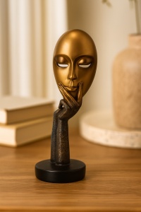 Statuetă abstractă mască aurie pe suport negru, decor modern de interior, artă contemporană unicat