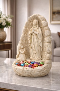 Statueta religioasa Fecioara Maria cu copil ingenuncheat si suport decorativ tip fantana