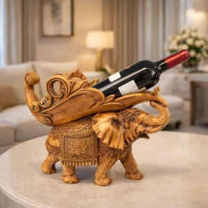 Suport de vin decorativ în formă de elefant cu design sculptural și detalii ornamentale
