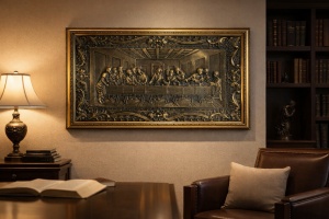 tablou religios cu scena Cina cea de Taină, relief auriu, cu detalii finisate și ramă decorativă elegant