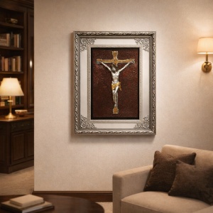 Tablou religios cu Iisus Hristos rastignit pe cruce, decor crestin in rama eleganta argintie inconjurata de oglinda