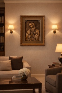 tablou religios cu Sfânta Maria în relief auriu, încadrat într-o ramă elegantă aurie cu detalii decorative