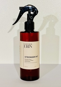 Spray odorizant de cameră L’Atelier Erin, aroma Stronger Intensely , 250 ml, inspirat din Armani Stronger With You Intensely