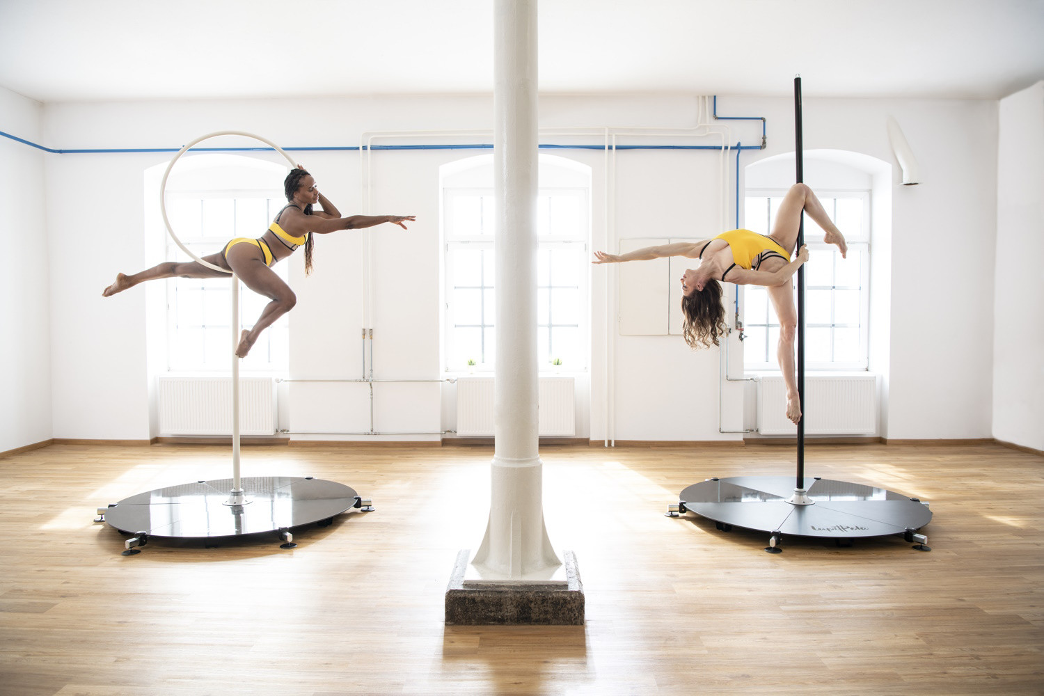 ballare pole dance su pedana e palo