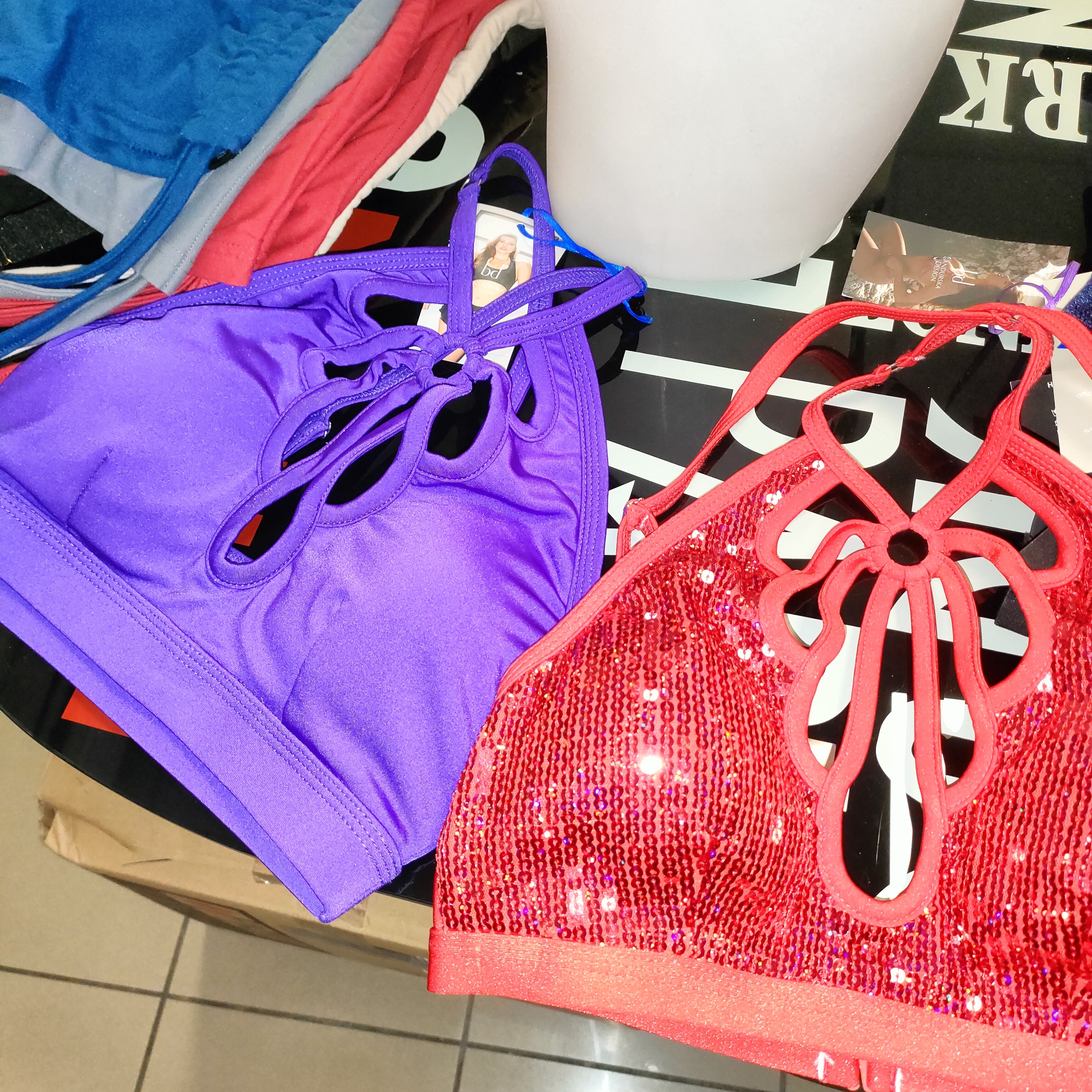 Confronto tessuto Lycra e Paillettes Bandurska