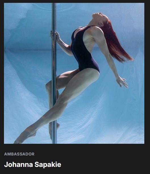 Johanna Sapakie Acrobatica su Palo Lupit Pole