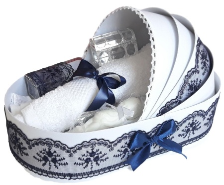 Set trusou botez in landou decorat cu dantela, lumanare personalizata cu mesaj si set pentru prima baita dupa botez pentru baieti, culoare bleumarine, Denikos NK145 - Img 4