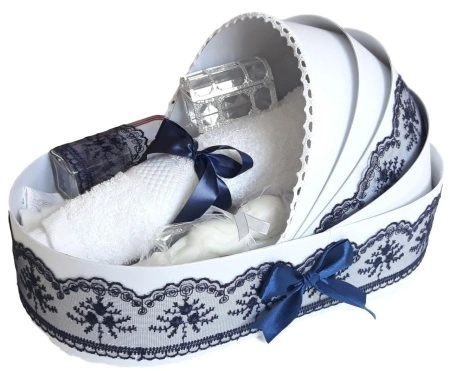 Set trusou botez in landou decorat cu dantela, lumanare personalizata cu mesaj si set pentru prima baita dupa botez pentru baieti, culoare bleumarine, Denikos NK145 - Img 4