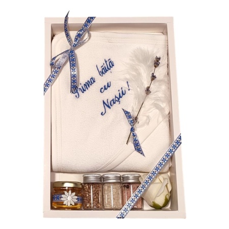 Set botez baietel traditional cu lumanare, trusou in cutie landou si set baita a doua zi – albastru traditional, Denikos NK155-S - Img 2