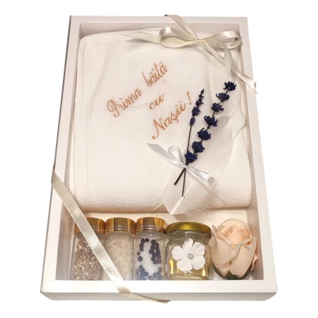 Set trusou complet in landou decorat cu dantela, lumanare botez personalizata cu mesaj si set pentru prima baita dupa botez, culoare crem / ivoire, Denikos NK146 - Img 3
