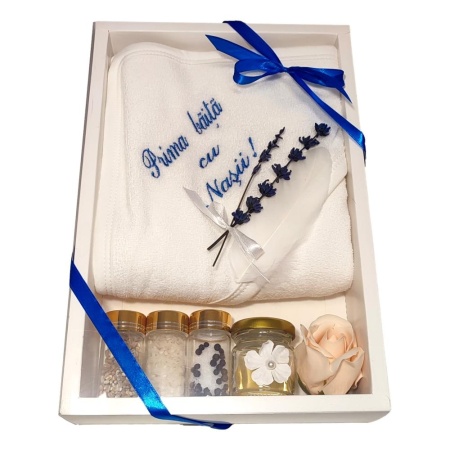 Set botez baietel complet cu lumanare botez, trusou in cutie landou si set baita a doua zi – albastru elegant, Denikos NK122 - Img 4