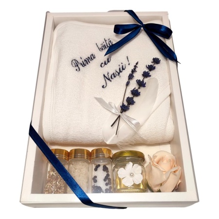 Set trusou botez in landou decorat cu dantela, lumanare personalizata cu mesaj si set pentru prima baita dupa botez pentru baieti, culoare bleumarine, Denikos NK145 - Img 3