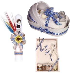 Set botez baietel traditional cu lumanare, trusou in cutie landou si set baita a doua zi – albastru traditional, Denikos NK155-S
