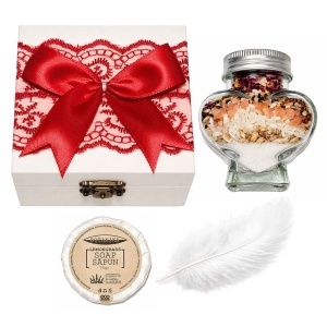 Set prima baita dupa botez cu nasii pentru baietel sau fetita - Cutie eleganta, sapun, fulg si borcanel cu ingrediente traditionale, decor rosu, Denikos® NK106