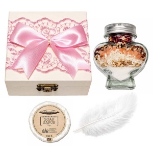 Set prima baita dupa botez cu nasii pentru fetita - Cutie eleganta, sapun, fulg si borcanel cu ingrediente traditionale, decor roz, Denikos® NK107