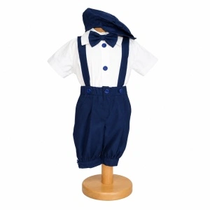 Costum botez baiat bleumarin cu pantaloni trei sferturi, bretele, papion si basca eleganta Denikos® H044