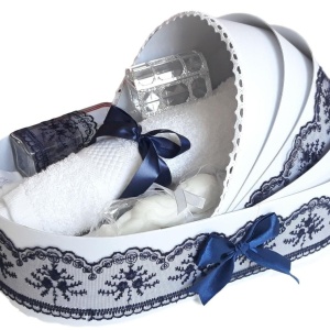 Set trusou botez in landou decorat cu dantela, lumanare personalizata cu mesaj si set pentru prima baita dupa botez pentru baieti, culoare bleumarine, Denikos NK145 - Img 4