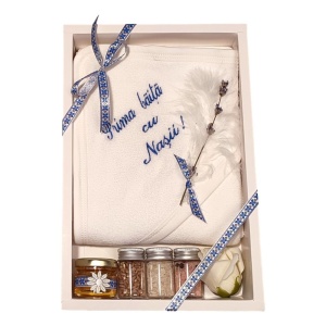 Set botez baietel traditional cu lumanare, trusou in cutie landou si set baita a doua zi – albastru traditional, Denikos NK155-S - Img 2