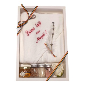 Set botez national baietel cu lumanare, trusou in cutie landou si set baita a doua zi – tricolor traditional romanesc, Denikos NK157 - Img 2