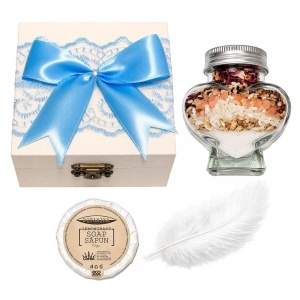 Set prima baita dupa botez cu nasii pentru baiat - Cutie eleganta, sapun, fulg si borcanel cu ingrediente traditionale, decor bleu, Denikos® NK103